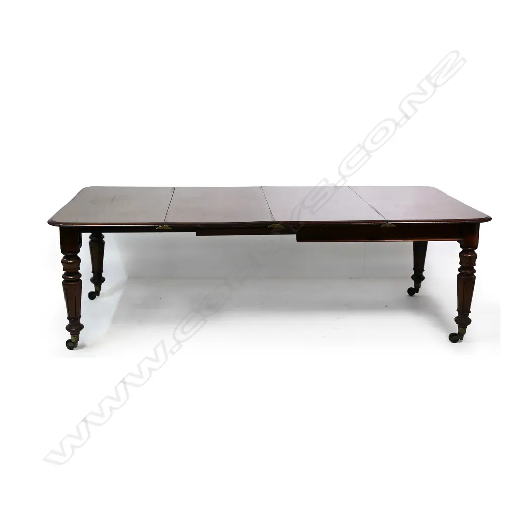 A Victorian mahogany extension dining table, Image 1++