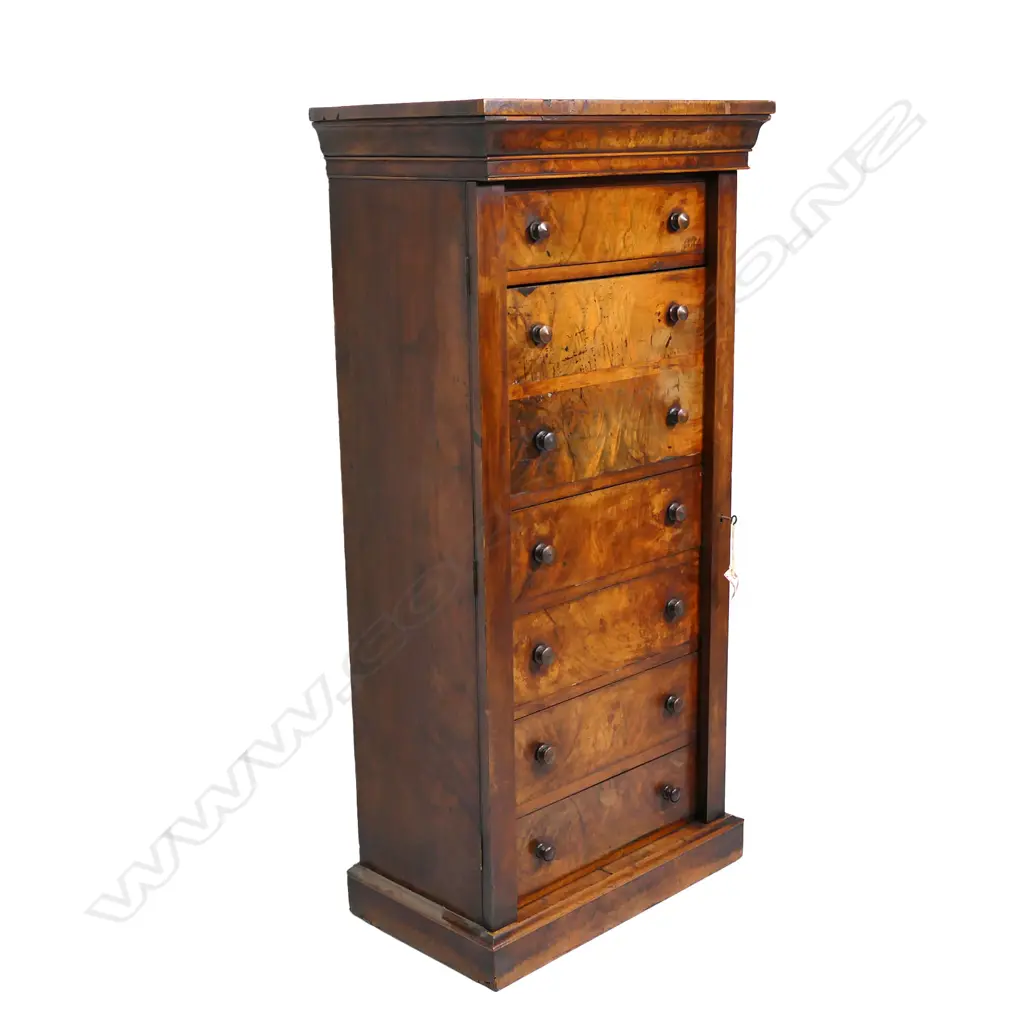 A Victorian mahogany Wellington chest, Image 1++