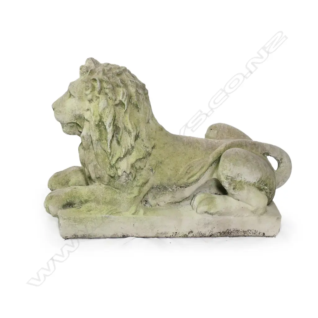 A large classical fine concrete lying lion, Image 1++