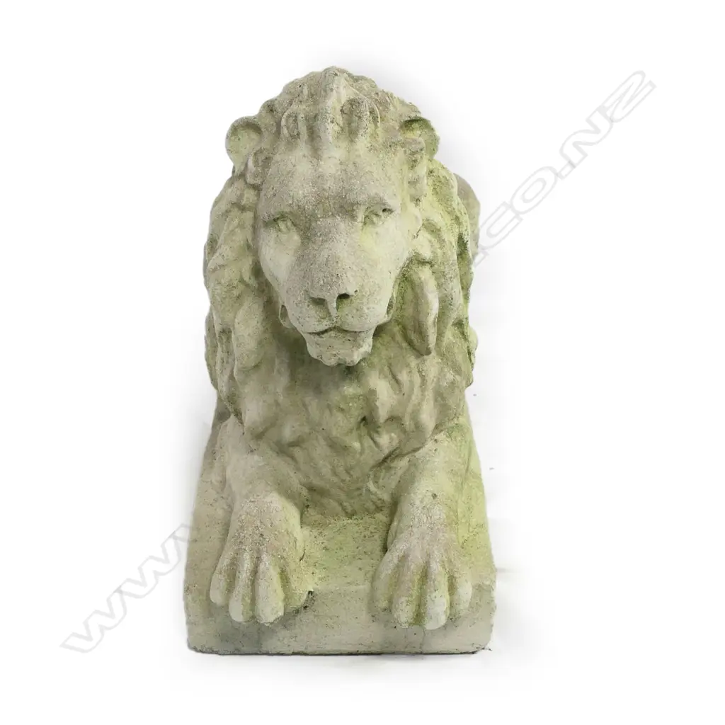 A large classical fine concrete lying lion, Image 1++