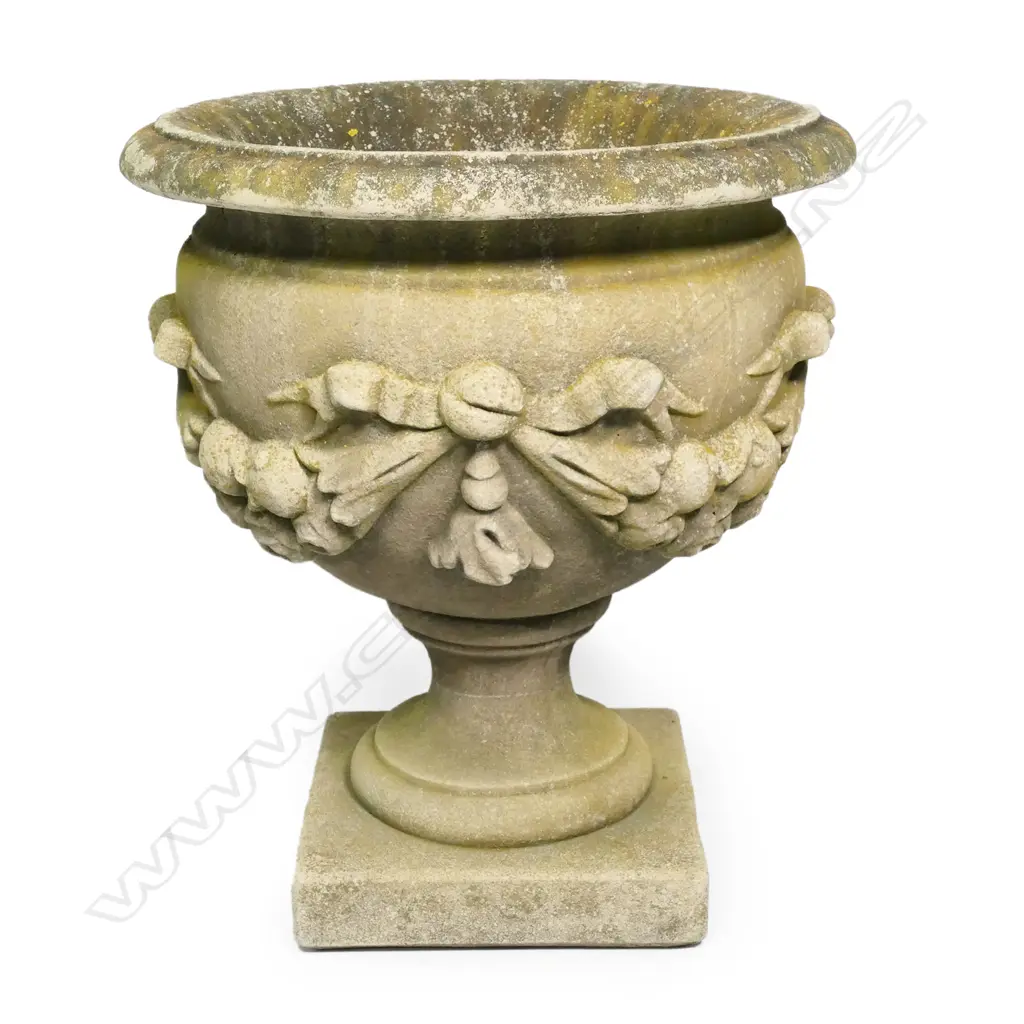 A large classical fine concrete pedestal planter, Image 1++