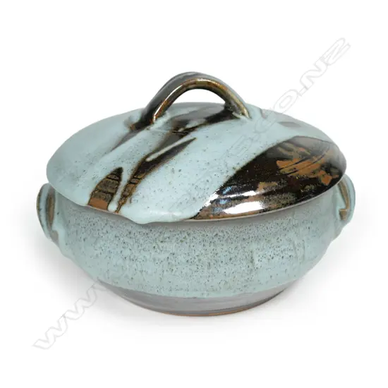 Peter Stichbury stoneware lidded casserole,