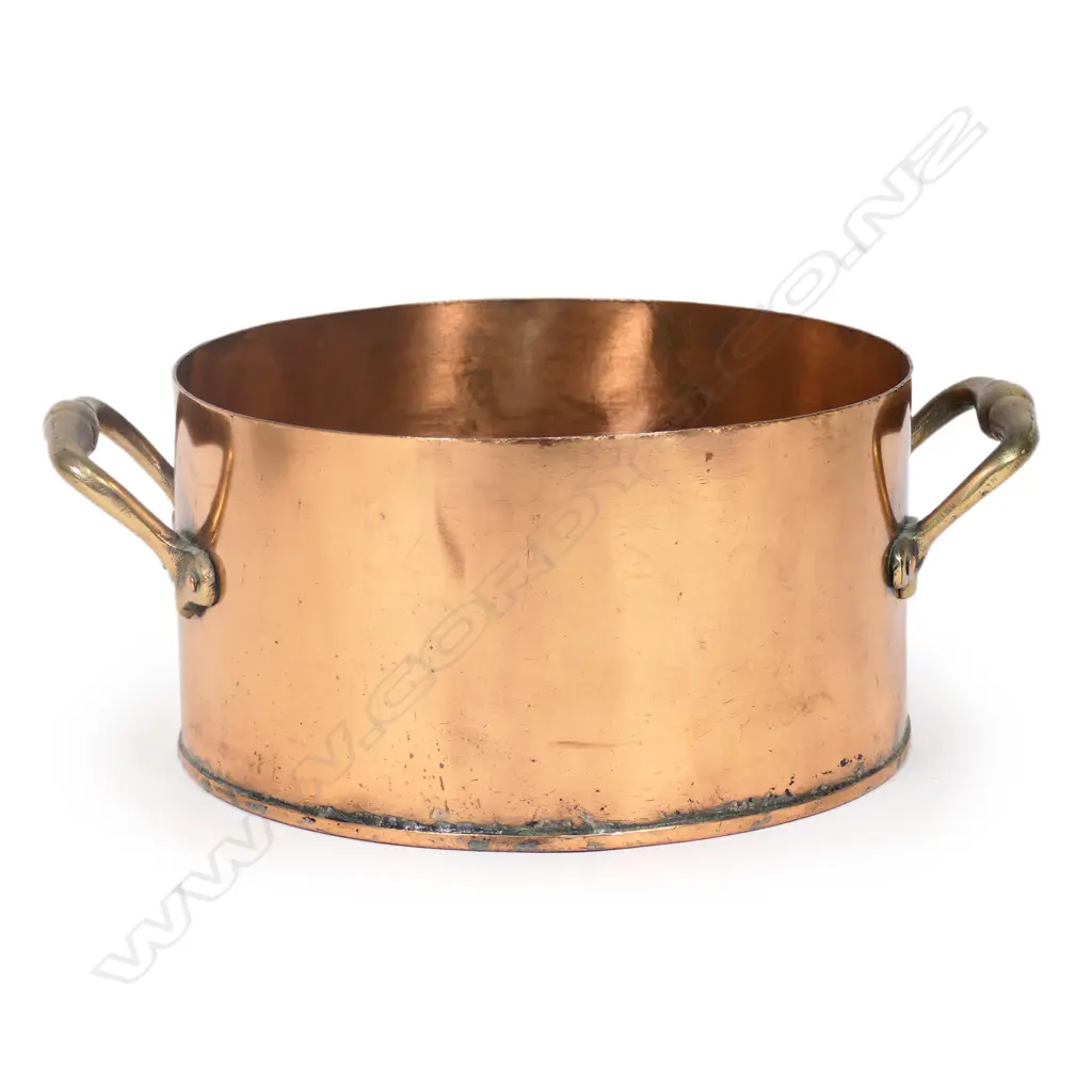 A large old copper pot, Image 1++