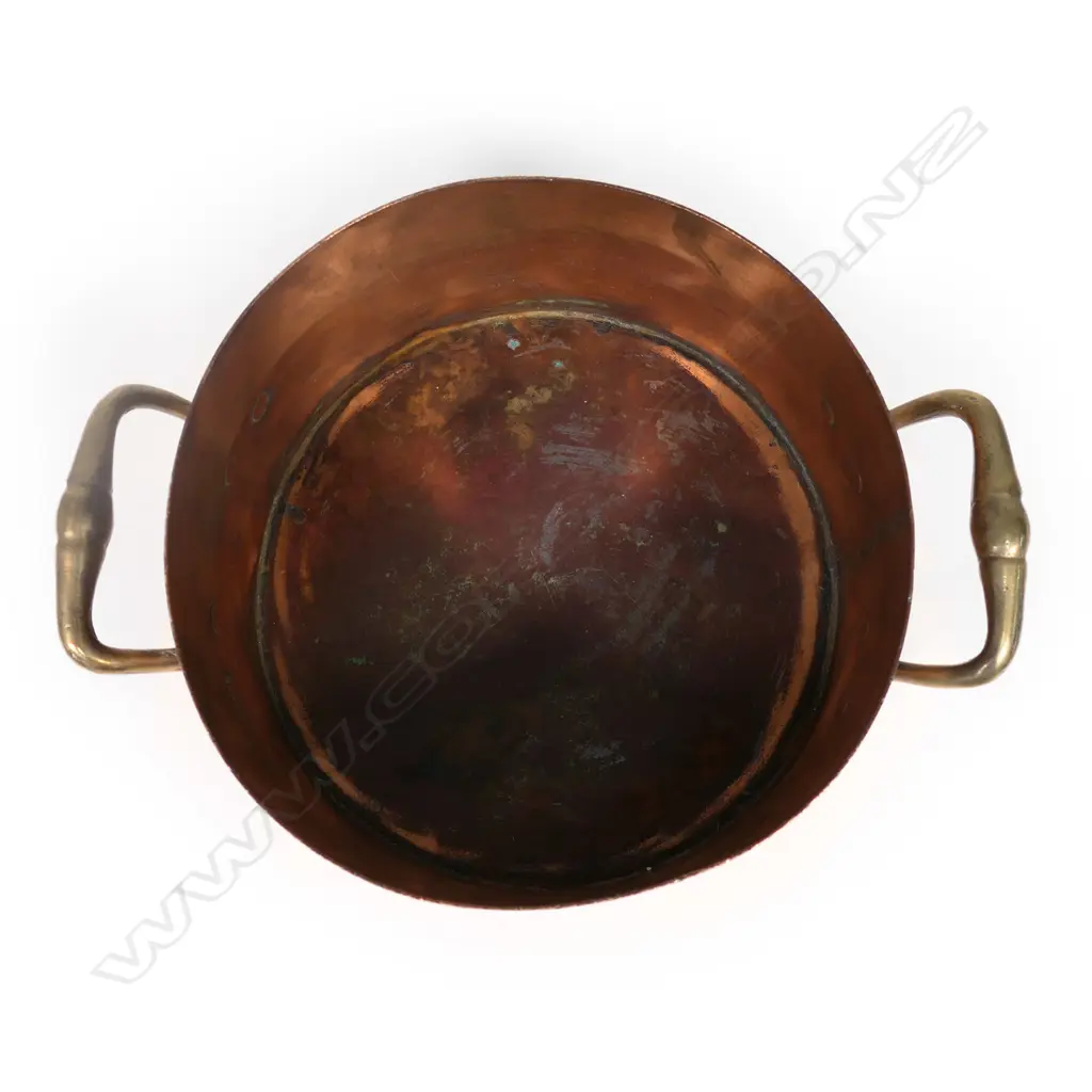 A large old copper pot, Image 1++