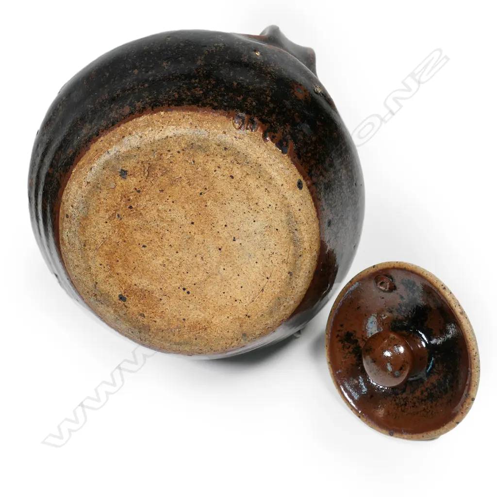 A Len Castle and Andrew Van der Putten coffee pot, Image 1++