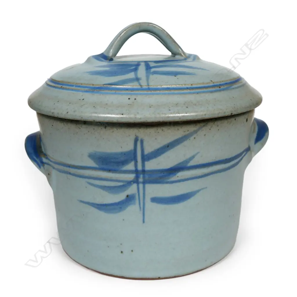 A Peter Stichbury lidded jar, Image 1++