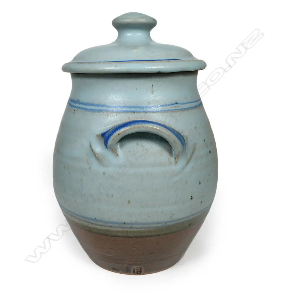A Peter Stichbury lidded jar, Image 1++