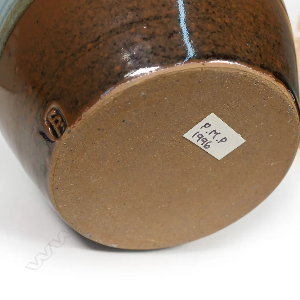 A Peter Stichbury lidded jar, Image 1++
