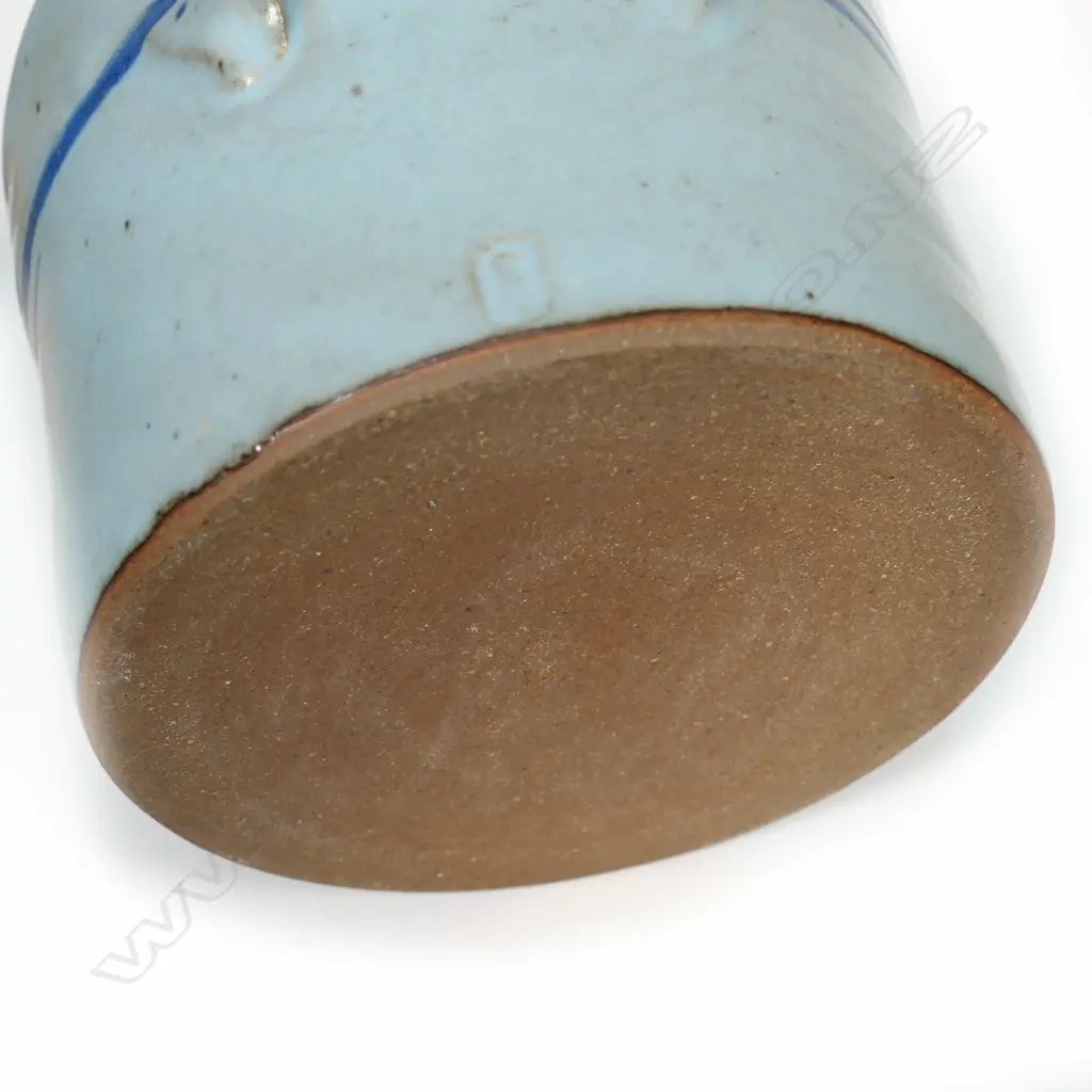 A Peter Stichbury lidded jar, Image 1++