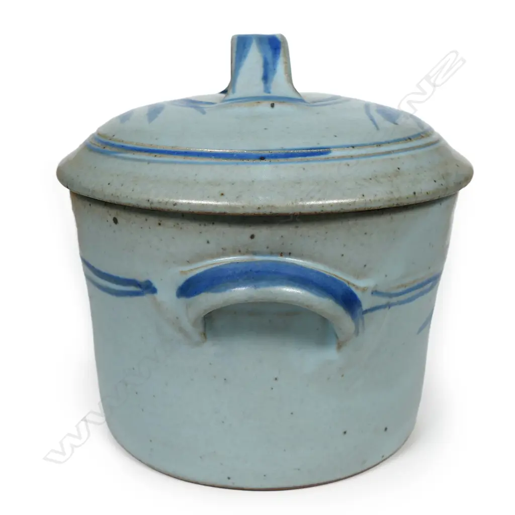 A Peter Stichbury lidded jar, Image 1++