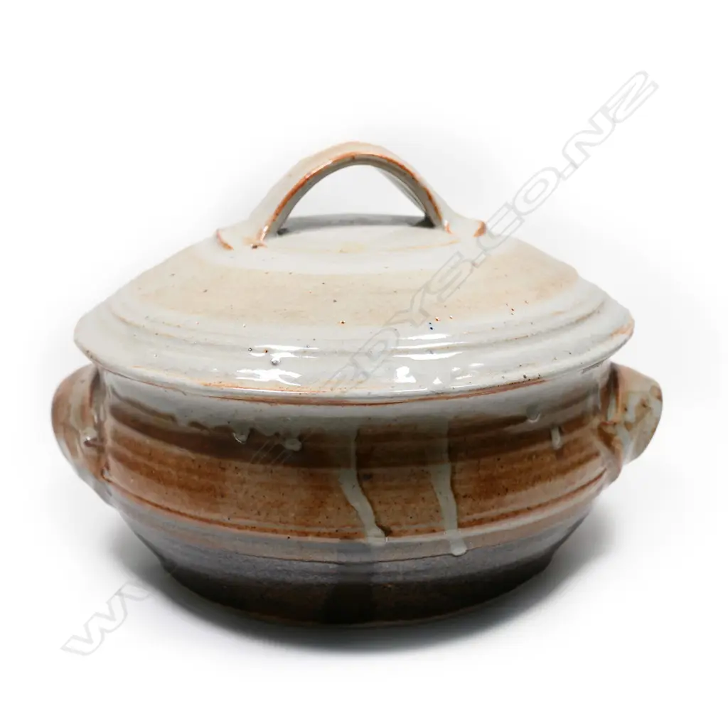 A Peter Stichbury stoneware lidded casserole, Image 1++