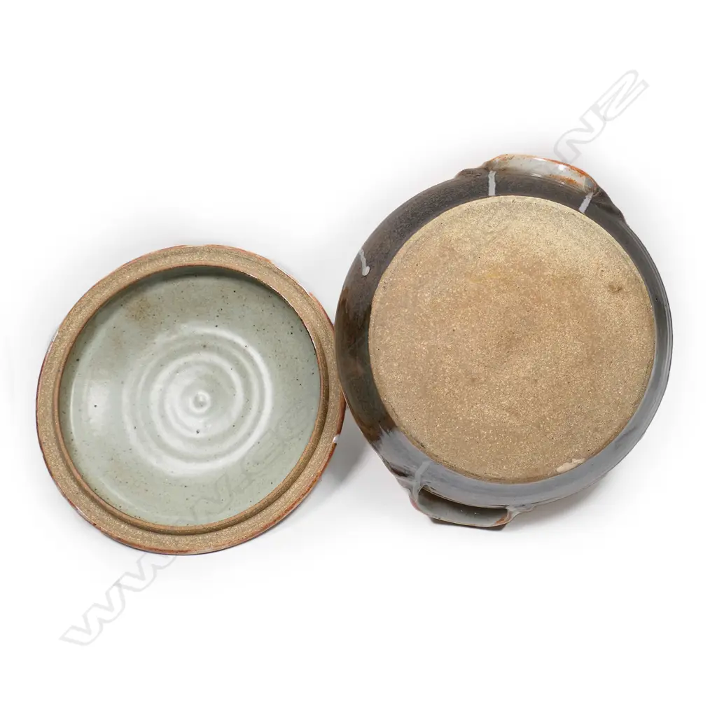 A Peter Stichbury stoneware lidded casserole, Image 1++