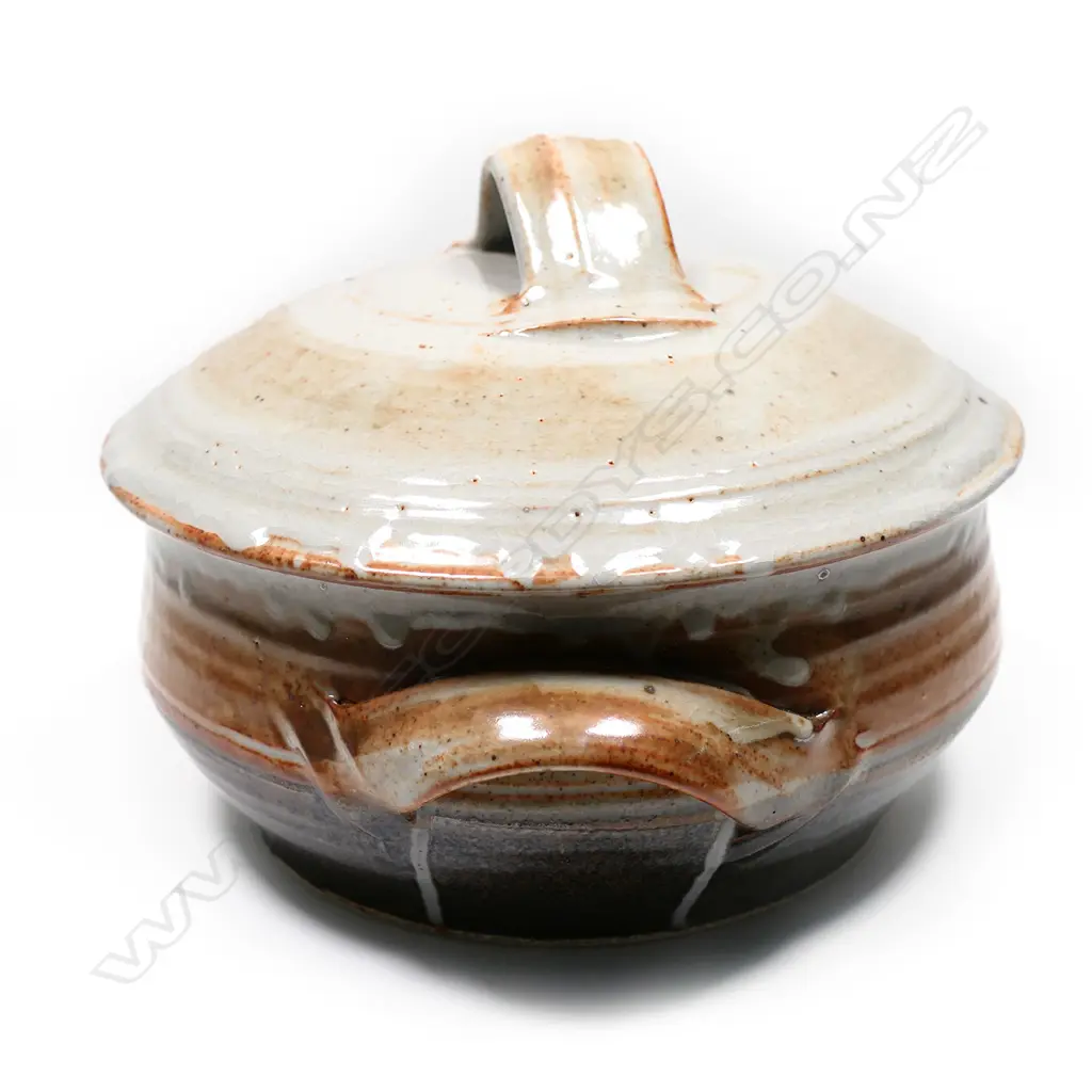 A Peter Stichbury stoneware lidded casserole, Image 1++