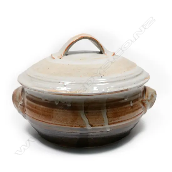 A Peter Stichbury stoneware lidded casserole,