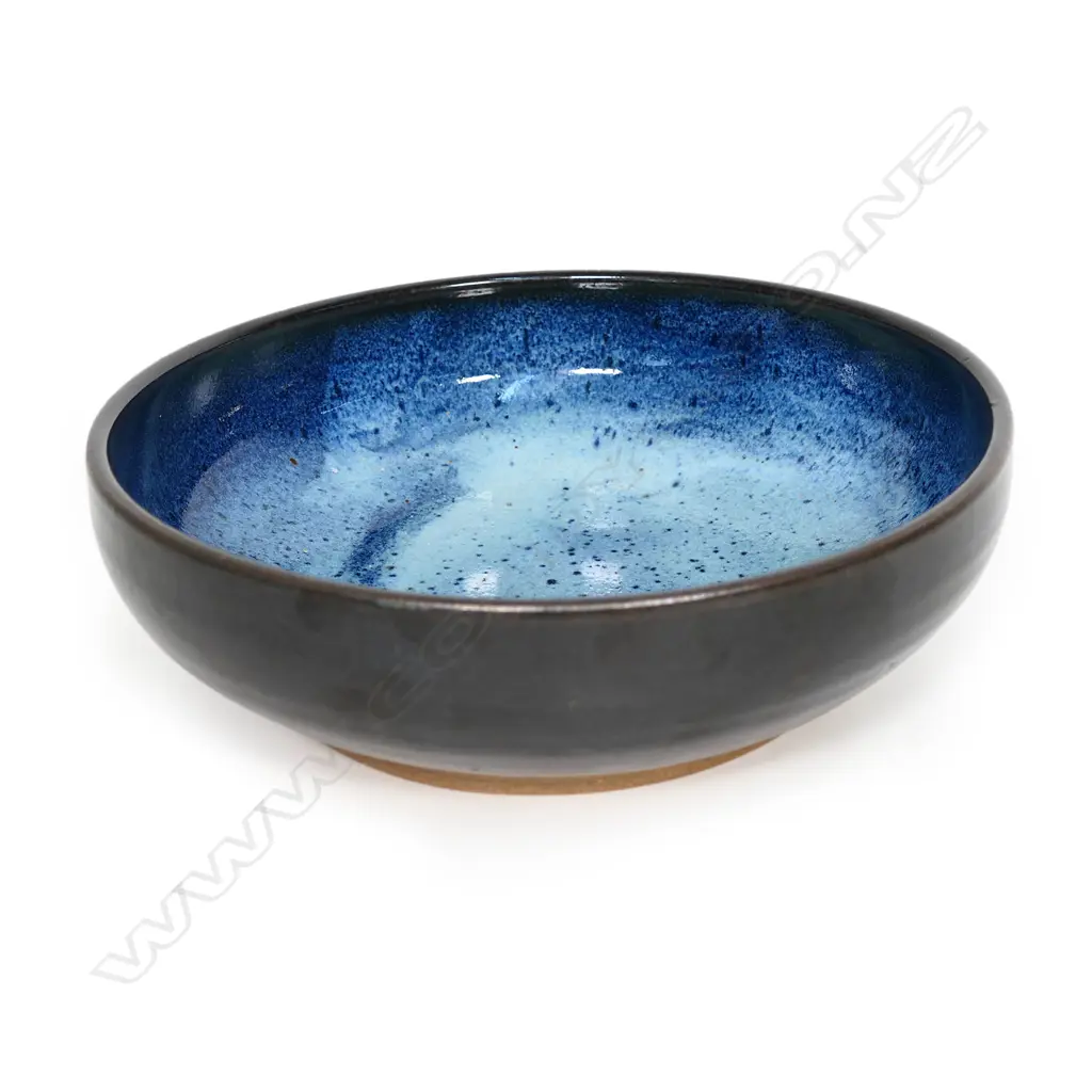 A Peter Stichbury chun glazed bowl, Image 1++