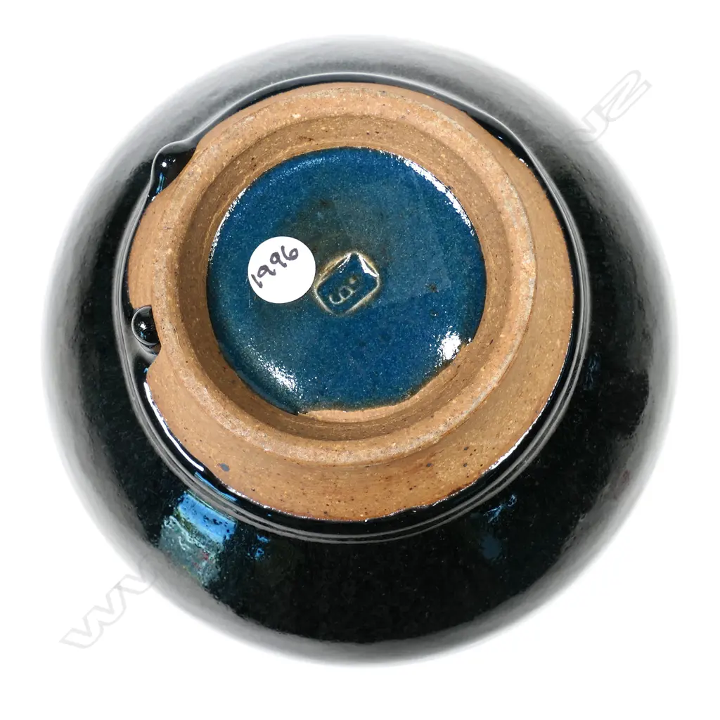 A Peter Stichbury large swollen bowl, Image 1++