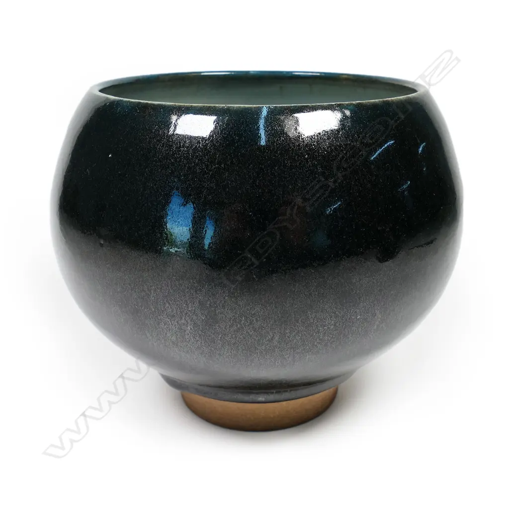 A Peter Stichbury large swollen bowl, Image 1++