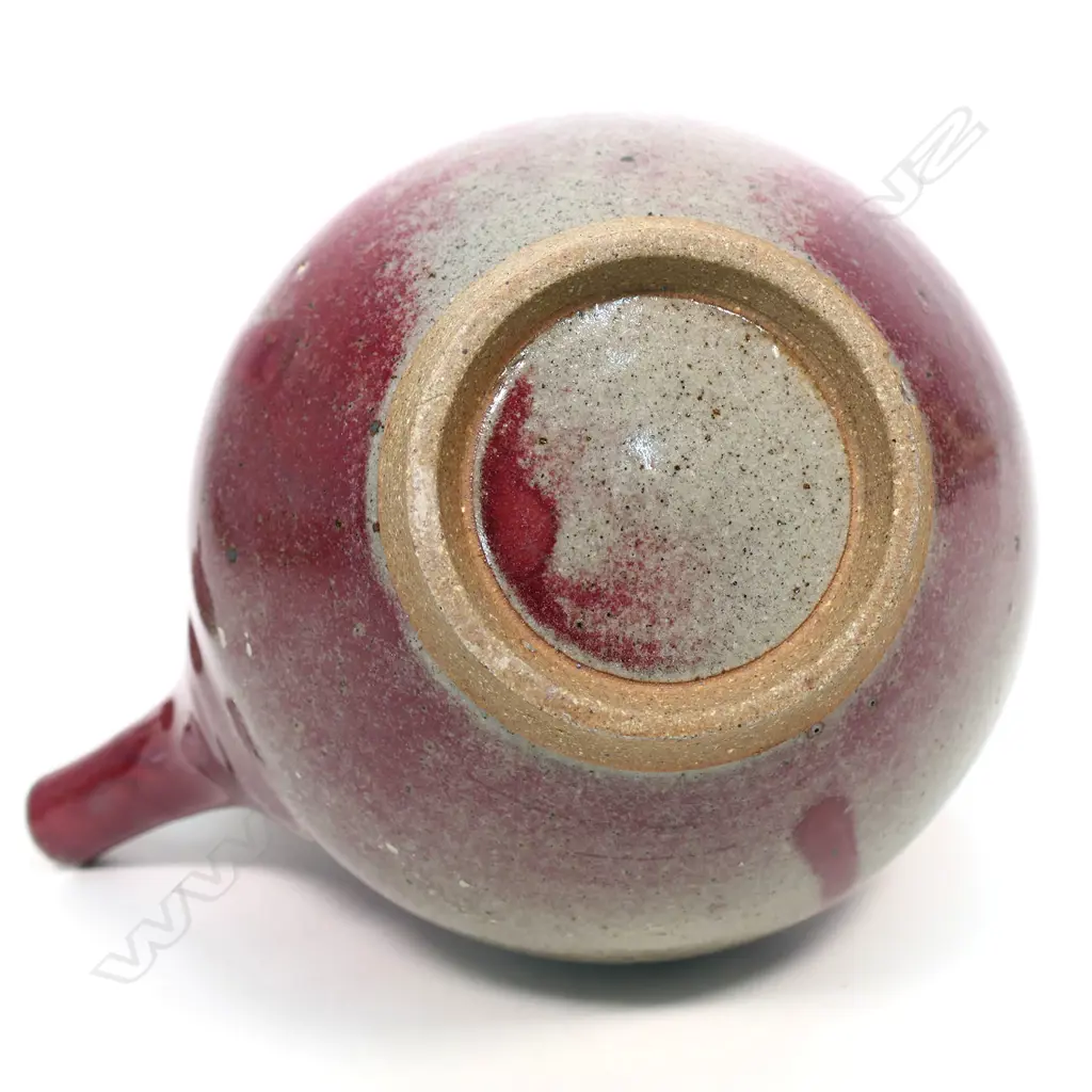 A Peter Stichbury papa red glaze teapot, Image 1++