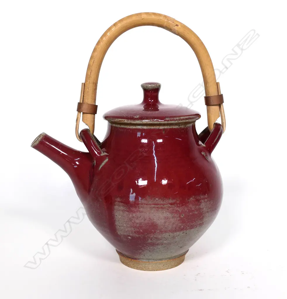 A Peter Stichbury papa red glaze teapot, Image 1++