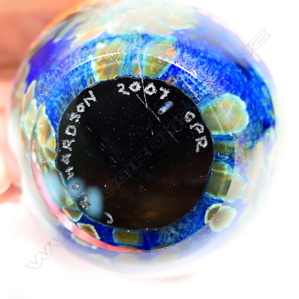 A Cathy Richardson paperweight, Image 1++