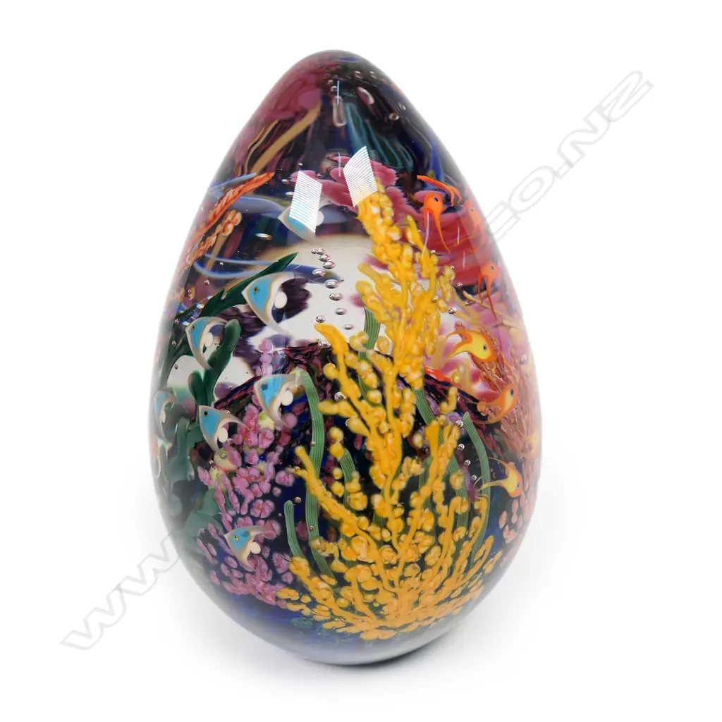 A Cathy Richardson paperweight, Image 1++