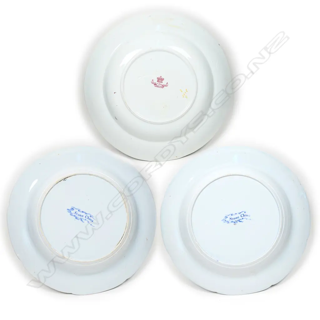 Three Victorian Imari palette shallow bowls, Image 1++