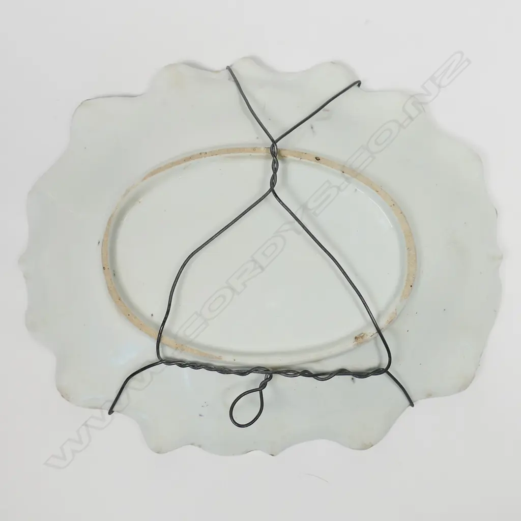 An early 19thC Chelsea or Bow relief moulded leaf dish, Image 1++