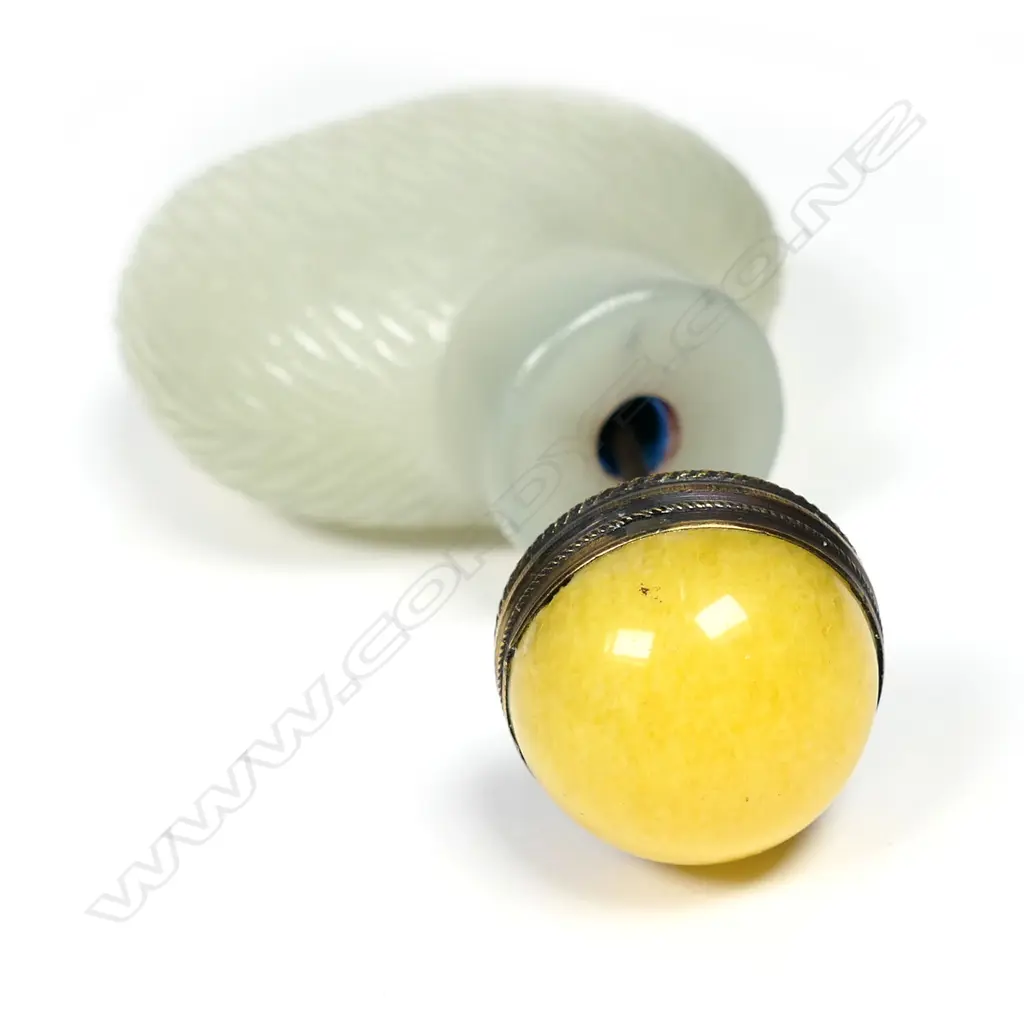 A Chinese fine quality white jade snuff bottle, Image 1++