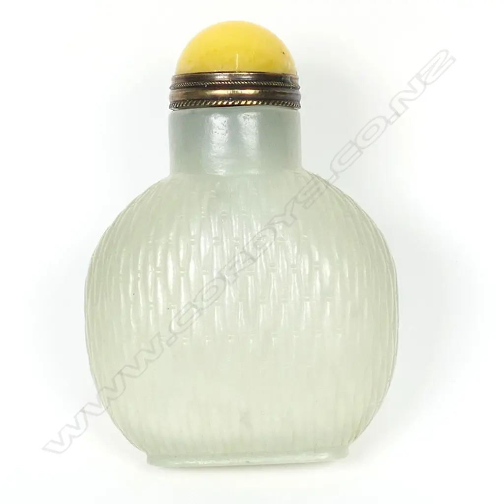 A Chinese fine quality white jade snuff bottle, Image 1++