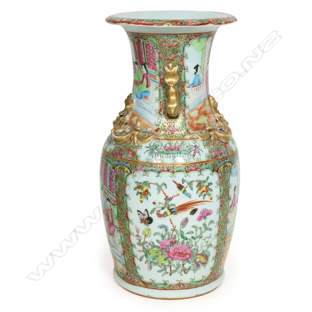 A 19thC Chinese famille rose porcelain shouldered vase, Image 1++