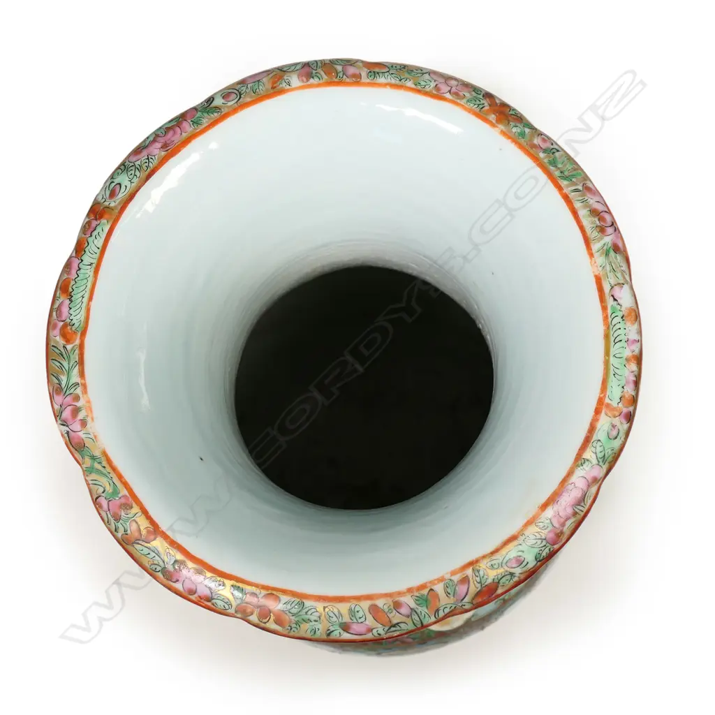 A 19thC Chinese famille rose porcelain shouldered vase, Image 1++
