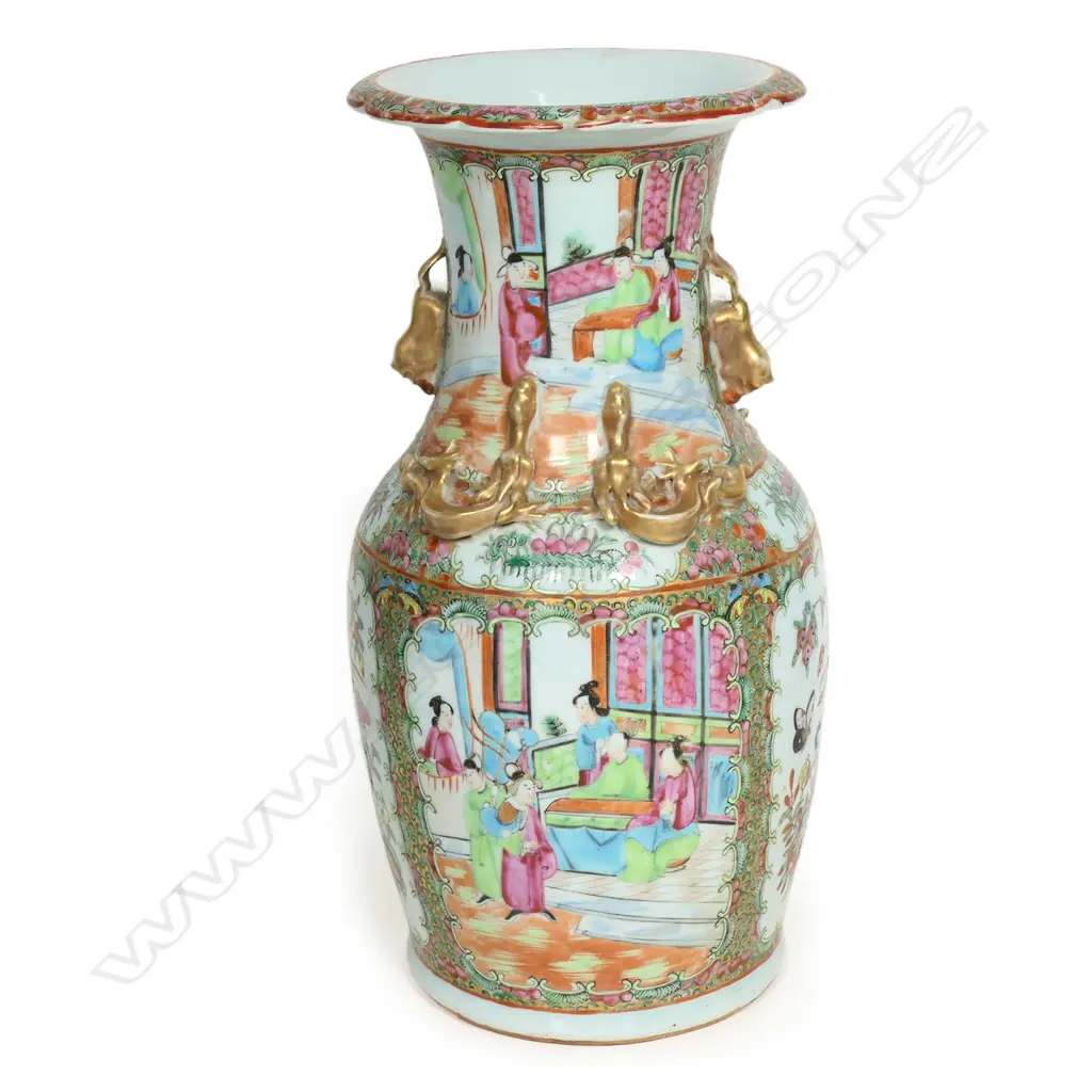 A 19thC Chinese famille rose porcelain shouldered vase, Image 1++