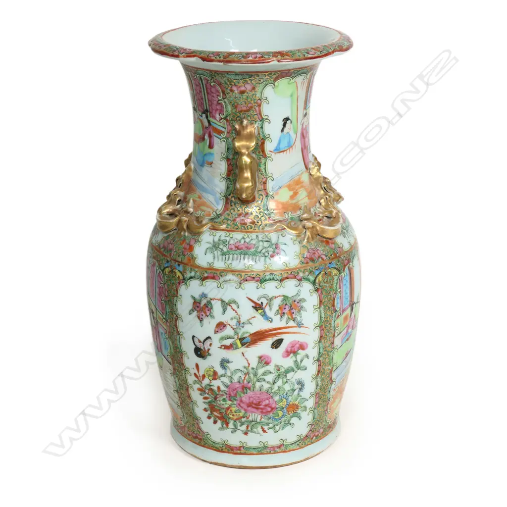A 19thC Chinese famille rose porcelain shouldered vase, Image 1++