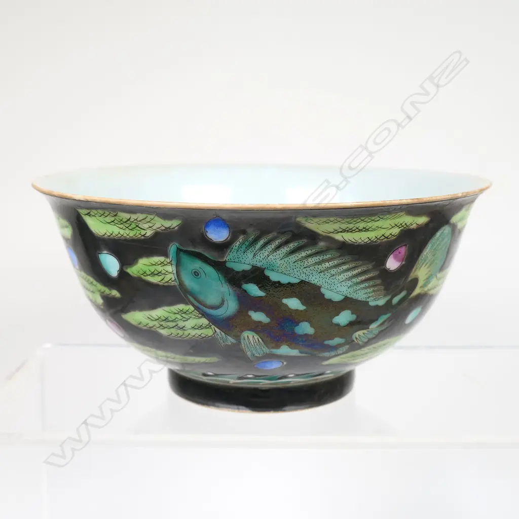 A Chinese porcelain famille noir bowl, Image 1++