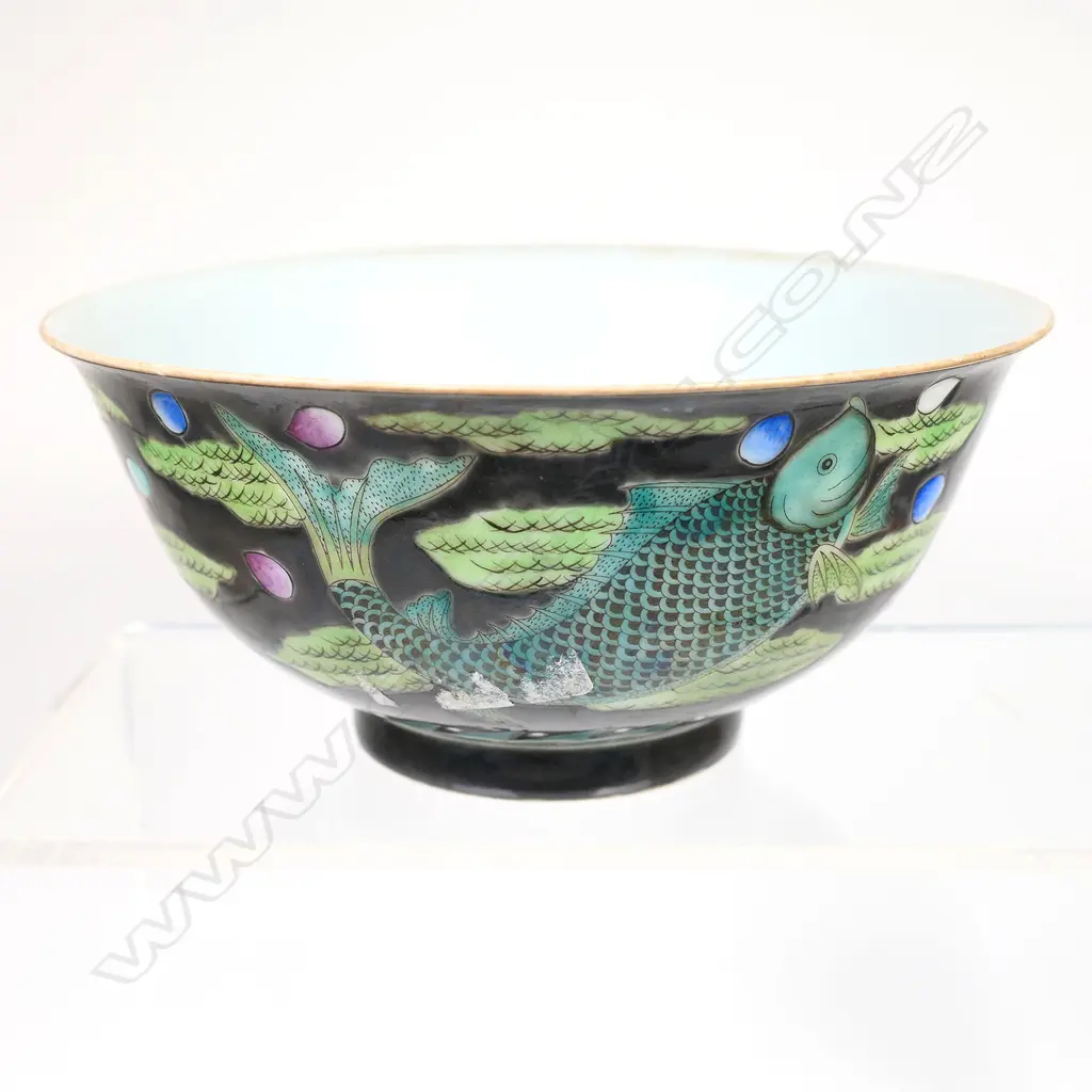 A Chinese porcelain famille noir bowl, Image 1++