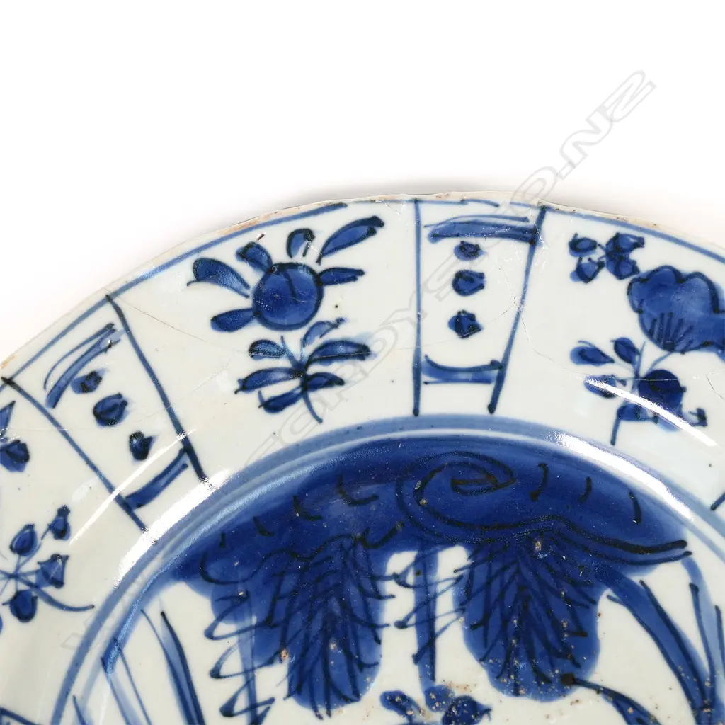 A naively decorated Chinese plate or shallow dish, Image 1++