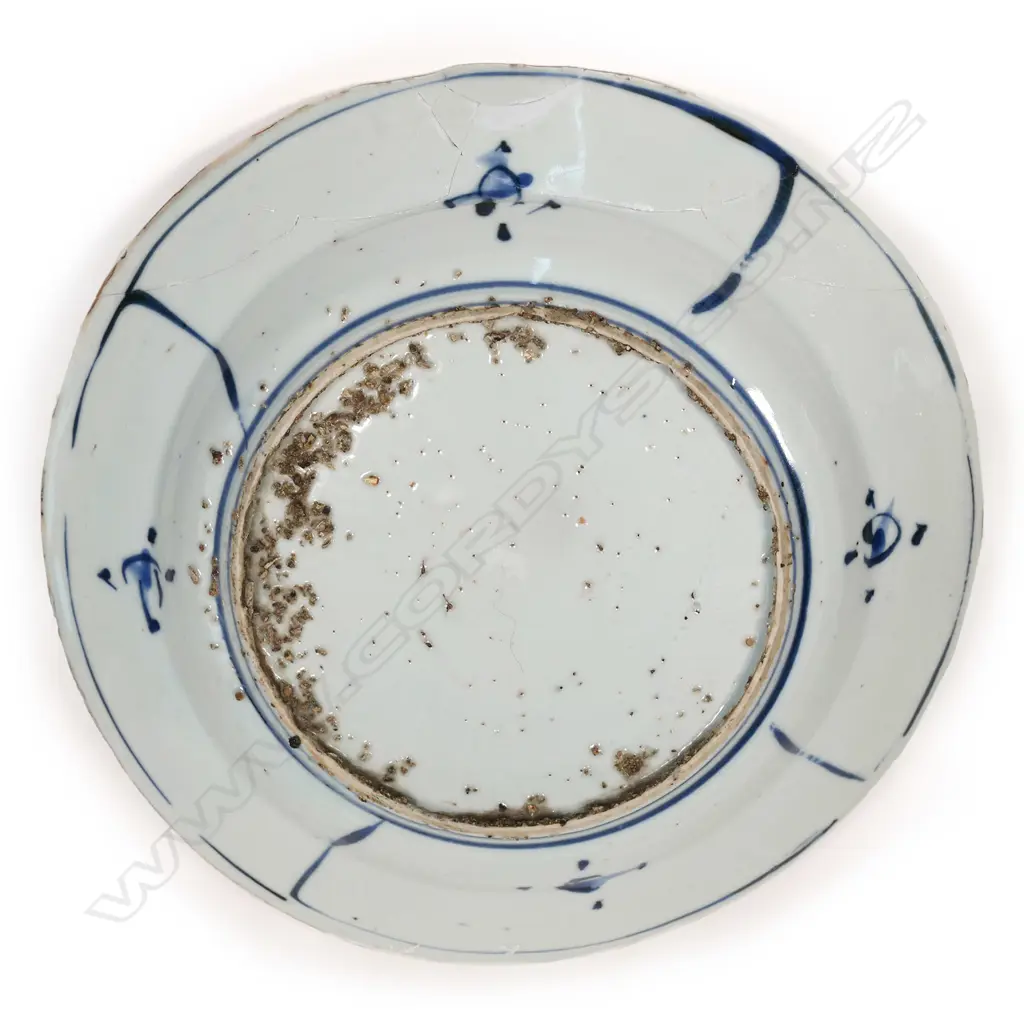 A naively decorated Chinese plate or shallow dish, Image 1++