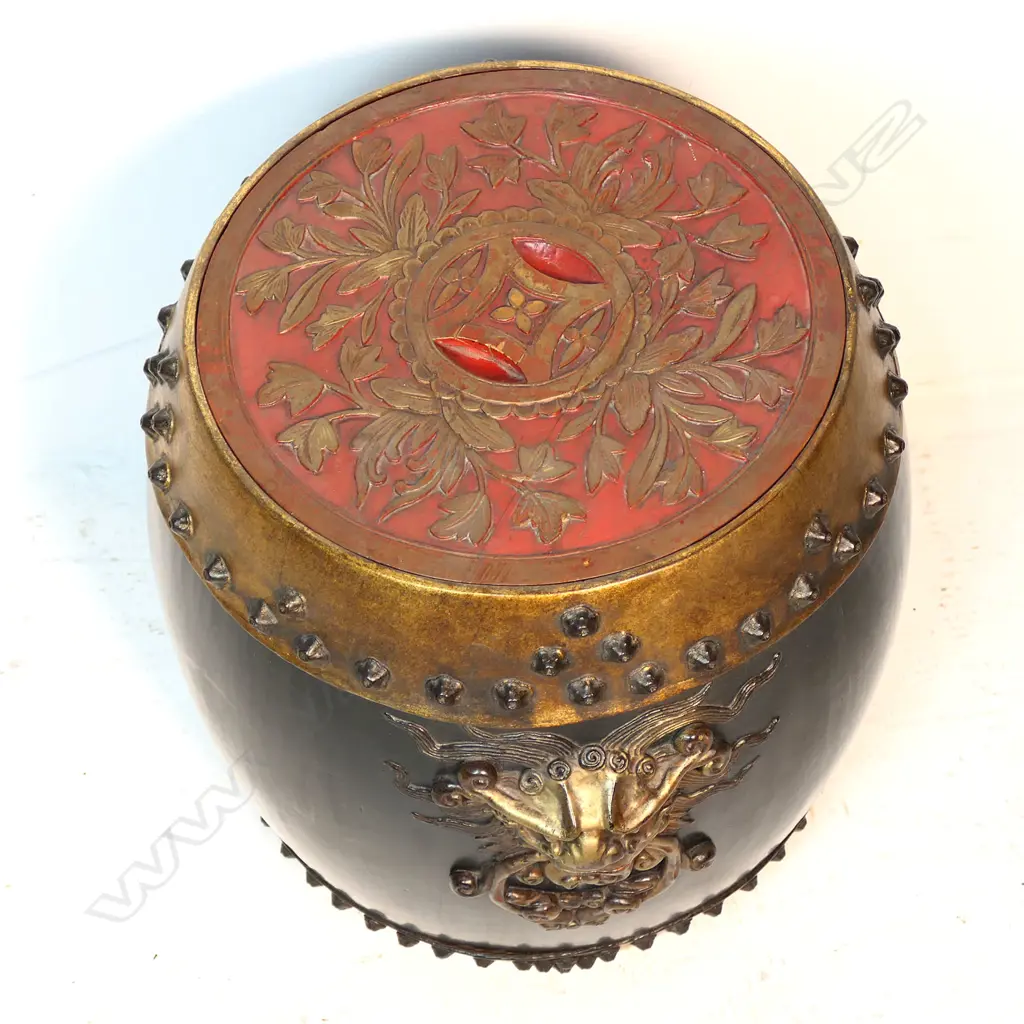 An old Chinese black lacquered lidded storage barrel, Image 1++