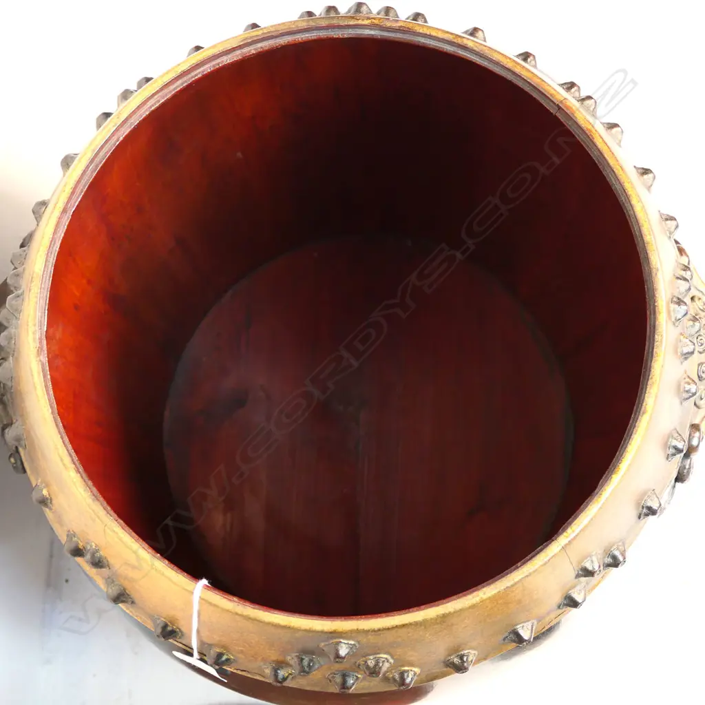 An old Chinese black lacquered lidded storage barrel, Image 1++