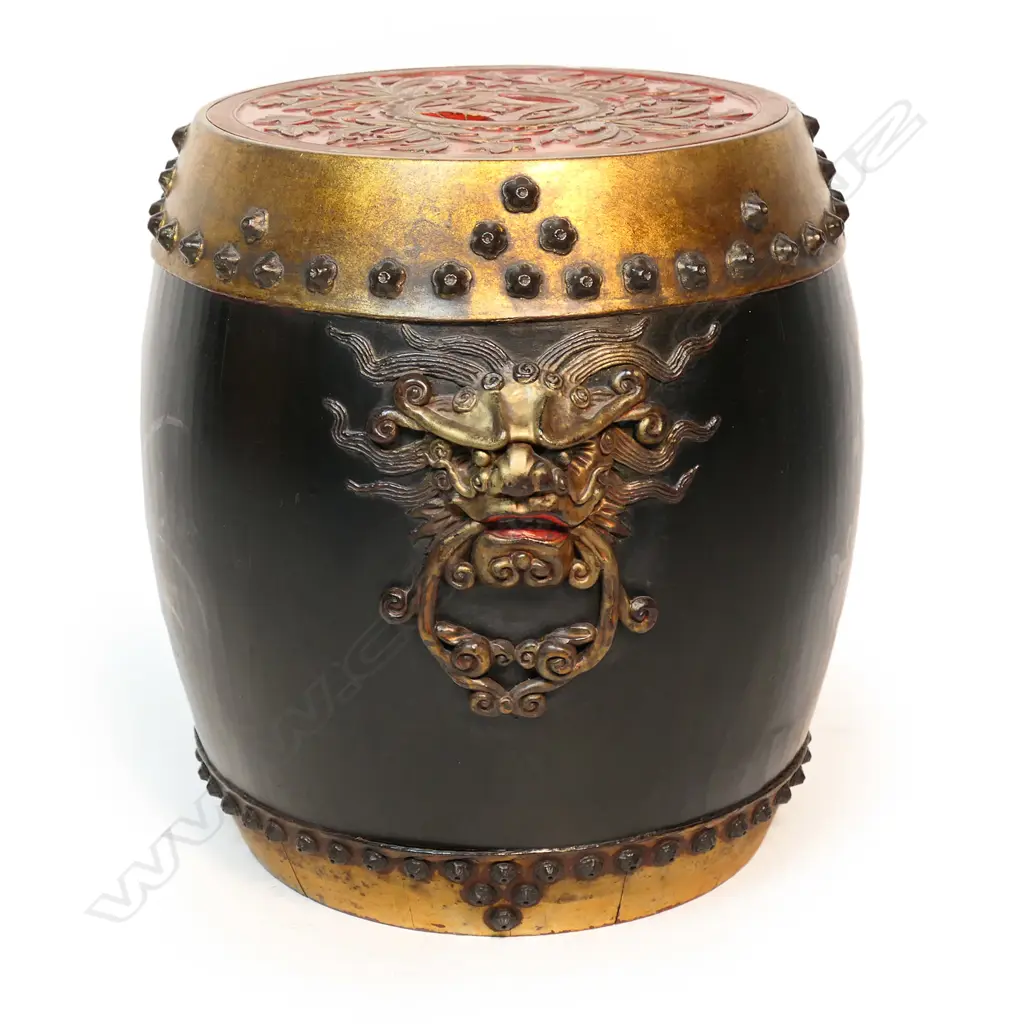 An old Chinese black lacquered lidded storage barrel, Image 1++