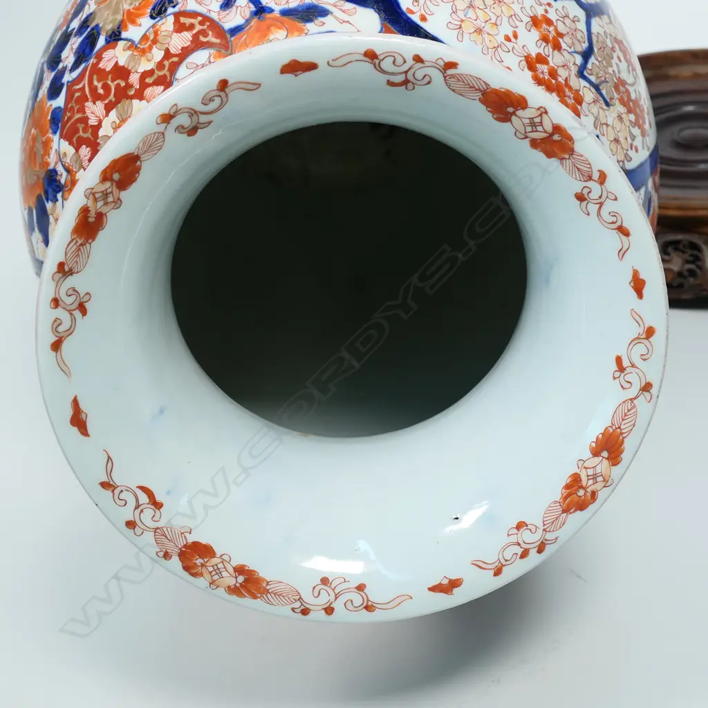 A large Japanese Imari porcelain vase, Image 1++