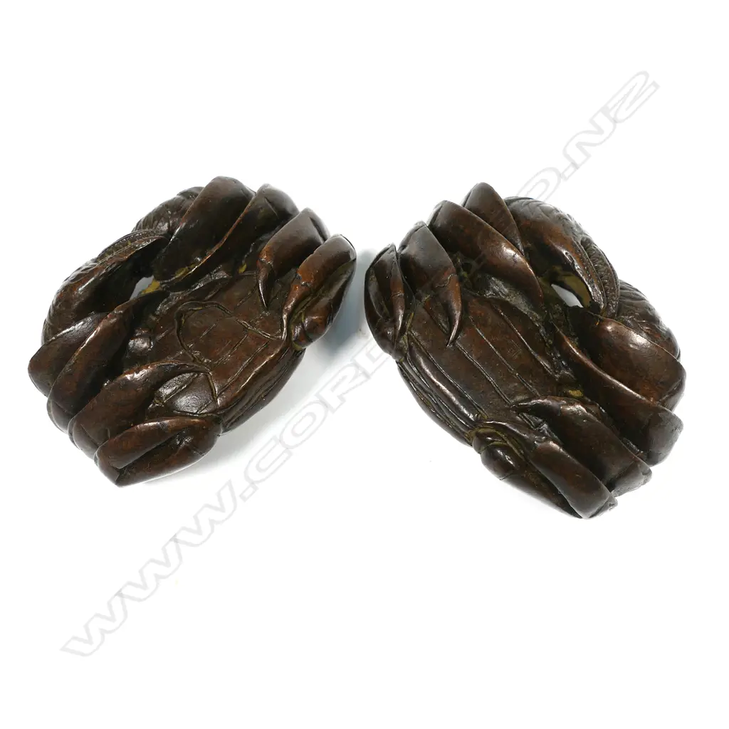 A pair of Oriental bronze crabs, compactly modelled, Image 1++