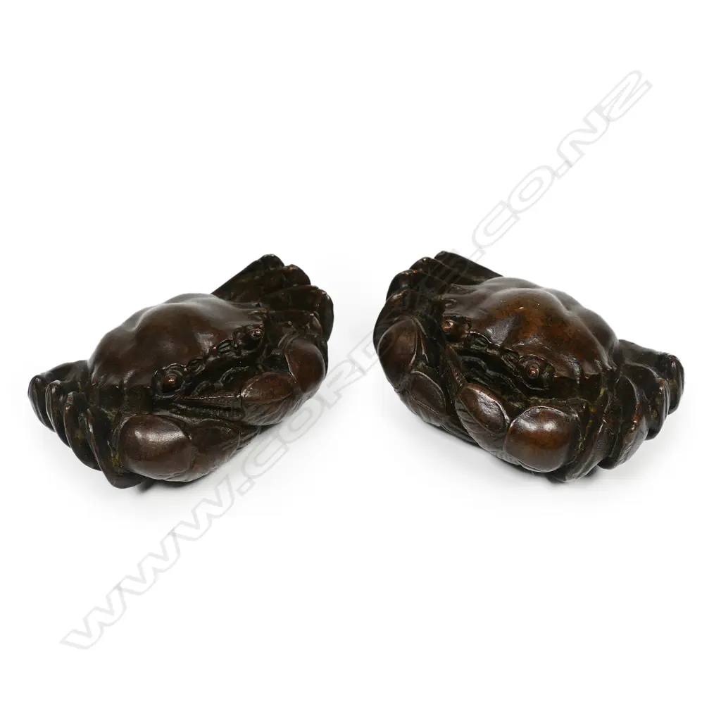 A pair of Oriental bronze crabs, compactly modelled, Image 1++