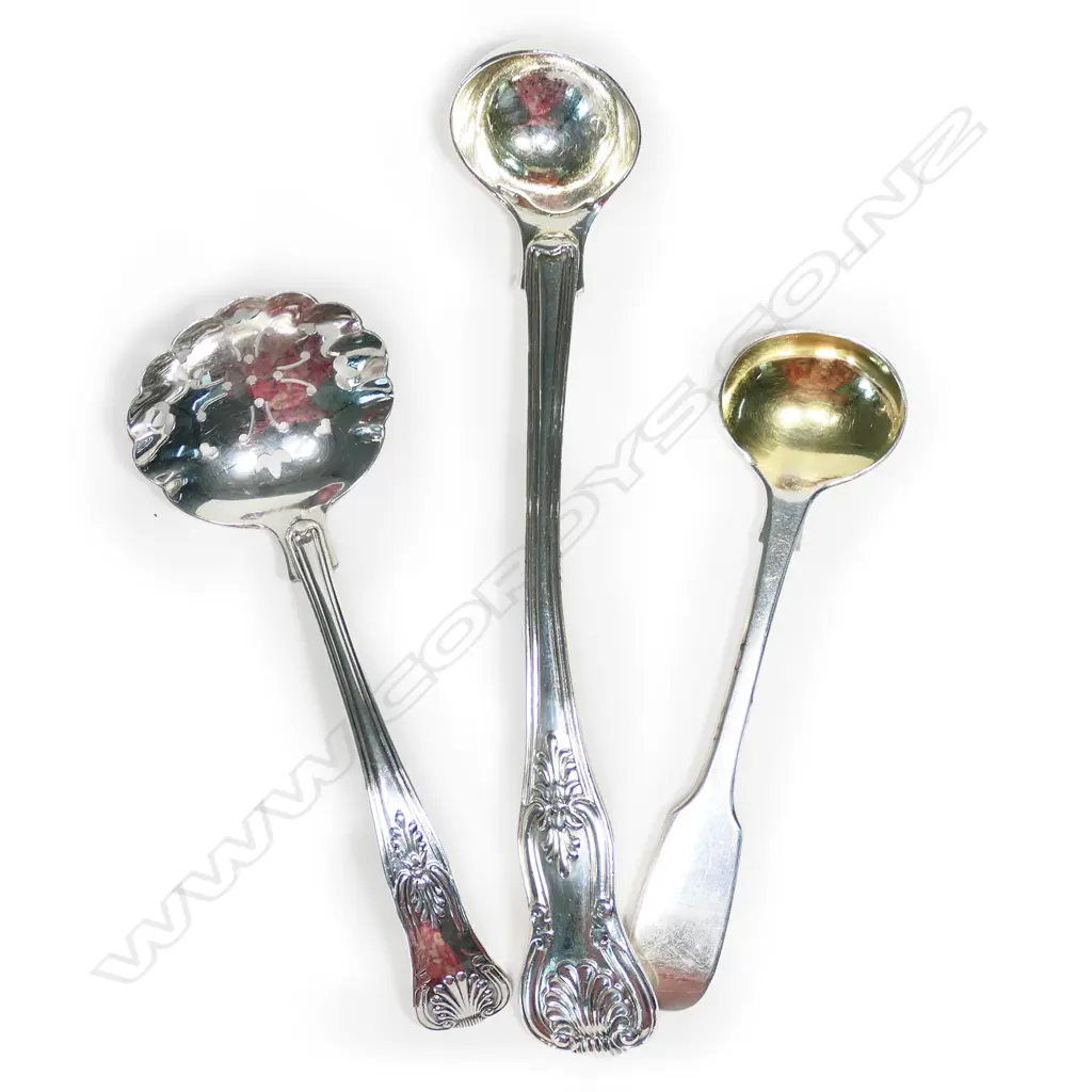 A George IV Queen's pattern silver cream ladle, along with a sifter spoon and mustard spoon, Image 1++