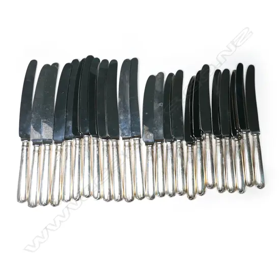 Twenty-four sterling silver handled knives, Sheffield 1978,