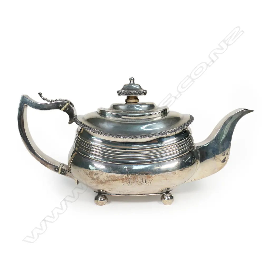 A George III silver teapot, London 1817 by Robert Peppin, Image 1++
