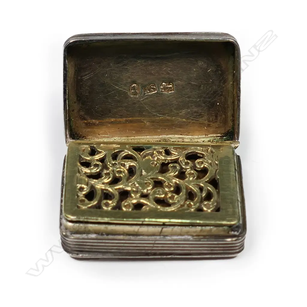 A William IV silver vinaigrette, Image 1++