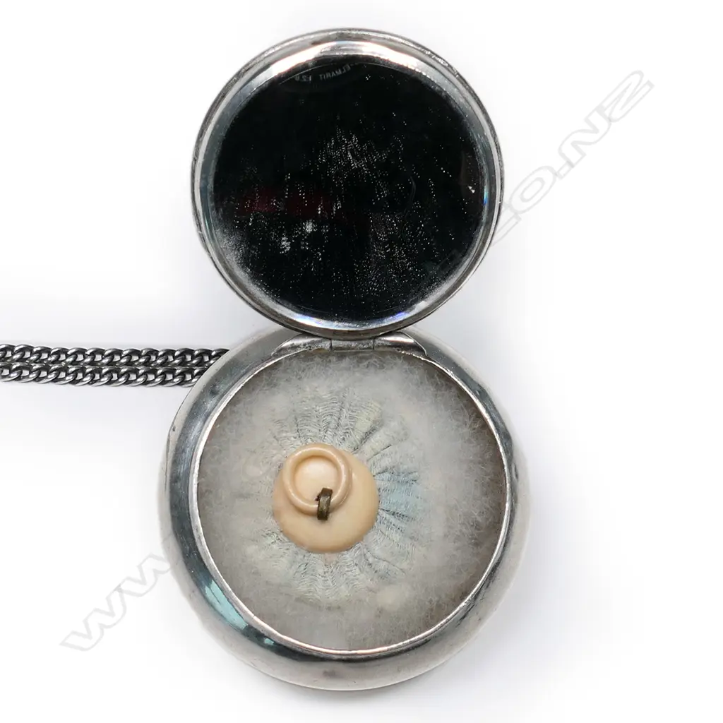 An Edwardian silver Art Nouveau powder compact, Image 1++