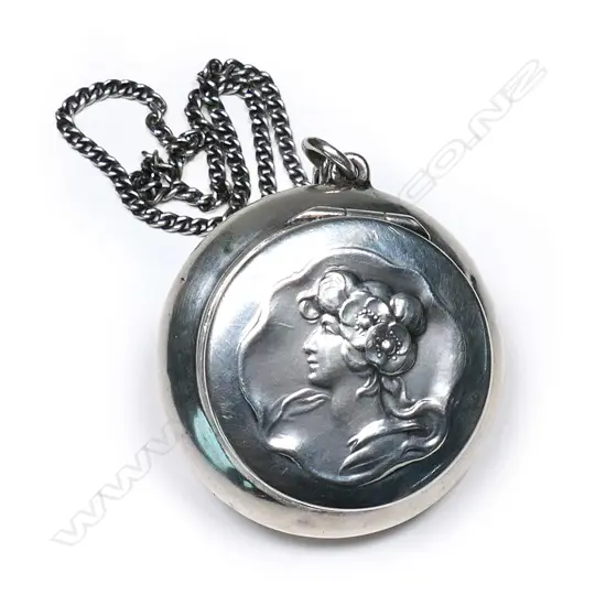An Edwardian silver Art Nouveau powder compact,