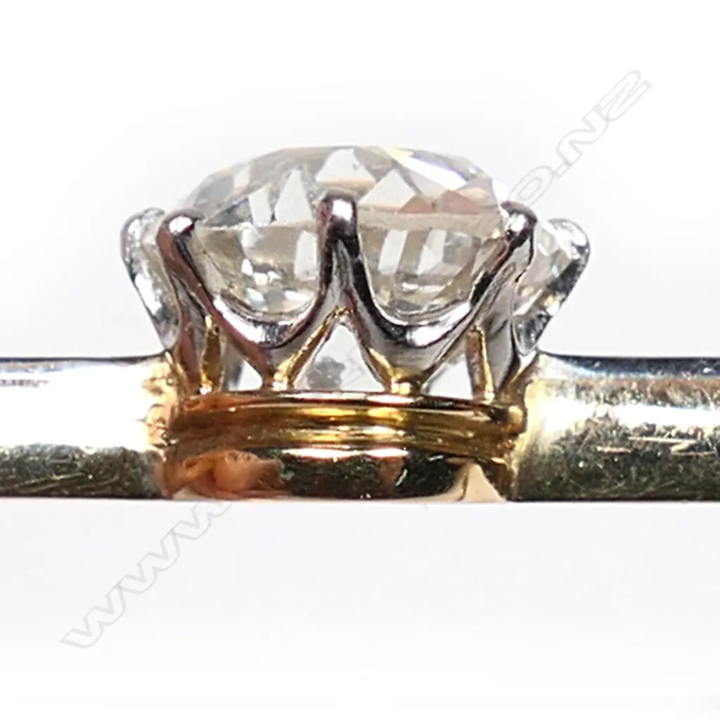 An estate 18ct gold, platinum and diamond bar brooch, Image 1++